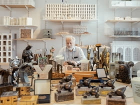 Wojciech Zych ze statuetkami