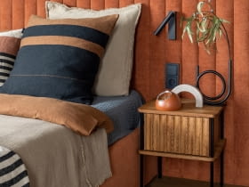 Stolik nocny w aranżacji sypialni