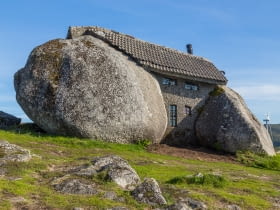 Casa do Penedo - kamienny dom w Portugalii.
