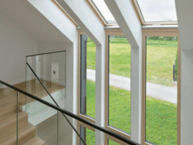 Maksimum szkła i jak najmniej zbędnych okuć, czyli samonośny system punktowy mocowania balustrady do boku to najlepsze rozwiązanie na schody i antresole.
