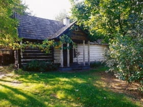 UWAGA ! PONOWNA PUBLIKACJA ZA ZGODA WLASCICIELI ! NADRZECZE - DOM ALICJI I STEFANA SZMIDT FOT. JOANNA SIEDLAR PUBLIKACJA LADNY DOM NR 5 (67) - 5.2004