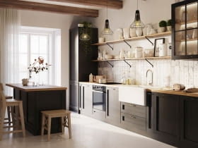 Półki w kuchni zamiast szafek wiszących