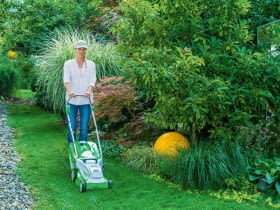 Kompaktowa kosiarka akumulatorowa do pielęgnacji niewielkich trawników, z automatyczną regulacją prędkości obrotowej i wysokości uchwytu. Cena ok. 1500 zł, Stihl