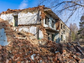 Czy warto kupić działkę z domem do rozbiórki?