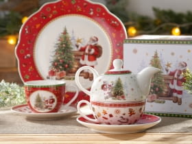 Filiżanka z czajniczkiem, talerze świąteczne na Boże Narodzenie Santa Claus
