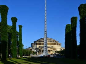 Iglica przed Halą Stulecia we Wrocławiu