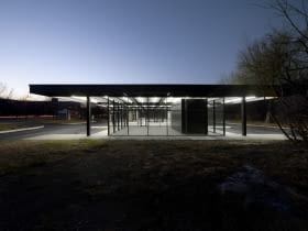 Stacja benzynowa na Nun's Island w Montrealu zaprojektowana przez Miesa van der Rohe została zrewitalizowana w 2011 roku wg. projektu kanadyjskiej pracowni FABG.