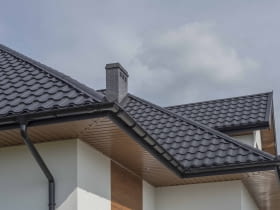 Podbitka dachowa – estetyczne i funkcjonalne wykończenie dachu