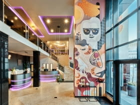 Mural "Stan Nieważkości" w hotelu Leonardo Royal