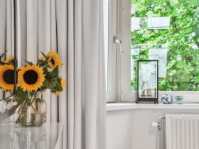 Roleta rzymska czy zasłony? Co wybrać do nowoczesnego salonu?