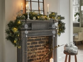 Luganville – ręcznie wykonany zestaw z kamionki. Zawiera cztery duże talerze, cztery małe talerze i cztery miski. 589 zł, loberon.pl