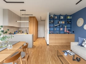 Kluczowym elementem aranżacji są zabudowy meblowe wykonane według projektów jlw studio. Tworzą spójny system obecny w całym  mieszkaniu, oparty na tych samych materiałach i barwach.