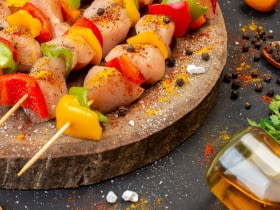 Wakacyjne grzechy kuchenne. Co zostaje po grillu – i co z tym robimy?