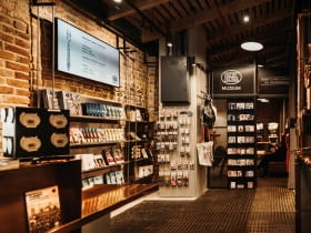 Nowa odsłona punktu Bilety/Info w Muzeum Fabryki Norblina. Proj. Jakub Szczęsny