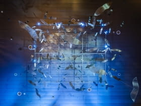 Szklana instalacja Edyty Barańskiej redefiniuje przestrzeń DOMOTEKI