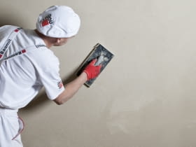 Zacieranie końcowe powierzchni tynku pacą z twardej gąbki