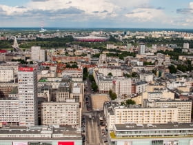 Widok z lotu ptaka na ulicę Złotą w Warszawie.
