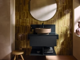 Czystą formę elementów sanitarnych podkreśla nowy kolor ceramiki Clay Terra Matt – ziemisty odcień terakoty, który nadaje produktom głębi i rzemieślniczego charakteru. Zdaniem jury kolekcja spełnia najwyższe wymagania estetyczne i funkcjonalne, a jednocześnie zachwyca subtelną elegancją i różnorodnością zastosowań.