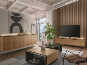 Spójną aranżację wnętrza uzyskasz, wybierając szafkę RTV z tej samej kolekcji co pozostałe meble. Tutaj kolekcja MO&MA.