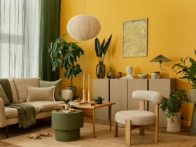 Mieszkanie z żółtą ścianą