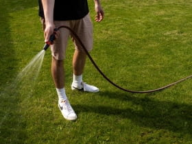 Kosiarka traktorek, aerator do trawy i tanie obrzeże ogrodowe: kompleksowy przewodnik po wiosennej regeneracji ogrodu