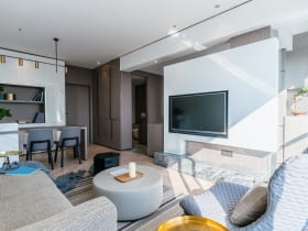 Przestronne mieszkanie z wanną w sypialni