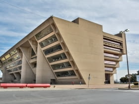 Ratusz miejski w Dallas. Proj. I.M.Pei