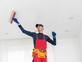 naprawa spadającego tynku z sufitu