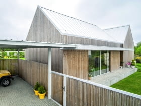 To dom kompletny, idealnie wkomponowany w nadmorski krajobraz