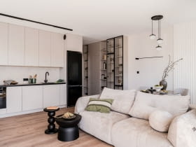 W wystroju dominuje paleta brązów, z jasnym kaszmirowym odcieniem na czele.