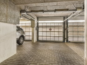 Garaż poniżej poziomu terenu – jak zaprojektować wjazd i odwodnienie, aby ulewa nie zalała domu ani samochodu?