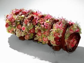 27.09.2011 WARSZAWA BRONISZE SESJA FLORYSTYKA ZALOBNA DLA CZASOPISMA BUKIETY FOT. ARKADIUSZ SCICHOCKI / AGENCJA GAZETA SLOWA KLUCZOWE: ROSLINA KWIAT FLORYSTYKA KOMPOZYCJA DEKORACJA