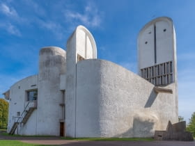 Kaplica Notre Dame du Haut w Ronchamp. Proj. Le Corbusier