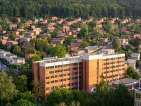 Zlin. Na pierwszym planie wieżowiec 21