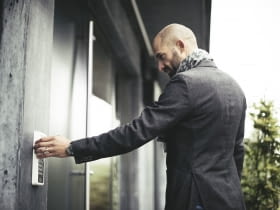 Fizyczne i finansowe warstwy ochrony mienia. Jak polisa dopełnia systemy alarmowe i monitoring?