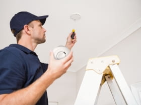 Montaz czujnika dymu na suficie