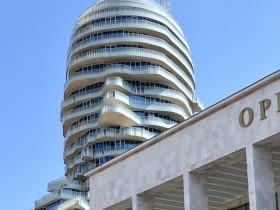 Tirana’s Rock / Głowa Skandenberga w Tiranie. Proj. MVRDV