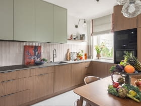 Oddzielna kuchnia ze stołem to serce mieszkania. Choć miała być przede wszyst-kim praktyczna, ujmuje przyjaznym wyglądem.