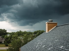 Niebezpieczne burze w sezonie letnim: Jak zabezpieczyć konstrukcję dachu przed żywiołem?
