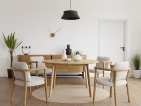 Stół z krzesłami.