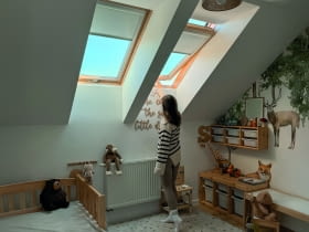 Głównym zadaniem rolet wewnętrznych do okien dachowych jest dekoracja pomieszczenia. Poza tą podstawową funkcją oferują jeszcze wiele udogodnień – tj. chronią przed promieniami UV czy pozwalają kontrolować ilość światła wpadającego do pomieszczenia.