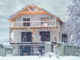 Budowa domu bywa najważniejszą i największą inwestycją w życiu, dlatego trzeba się do niej dobrze przygotować – również pod względem terminów.