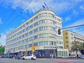 Budynek ZUS, ul. 10 Lutego 24. Zaprojektowany przez Romana Piotrowskiego jako siedziba Zakładu Ubezpieczeń Społecznych, zrealizowany w latach 1935 - 36. Jeden z symboli modernistycznej architektury Gdyni. Po wojnie był siedzibą Polskich Linii Oceanicznych, dziś mieszczą się tu różne firmy i instytucje - m.in. Miejska Informacja Turystyczna