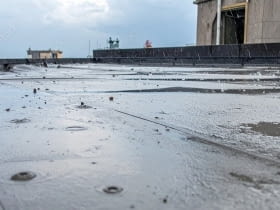 Dlaczego wilgoć to największy wróg dachów płaskich?