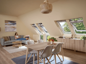 Nowe, sterowane elektrycznie, okna dachowe VELUX z trzyszybowym pakietem 64, drewniano-poliuretanowe