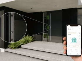 Drzwi Schüco AD UP Design Edition z podświetlanym pochwytem  i elektronicznym mechanizmem ryglującym SafeGuard.