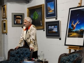 Rafał Olbiński poczas wernisażu wystawy "Desire"