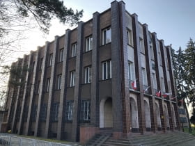 Budynek Dyrekcji Naczelnej Huty o urozmaiconej fasadzie, z obfitym użyciem cegły klinkierowej, jest najlepiej zachowanym przykładem stylu art déco w Stalowej Woli.