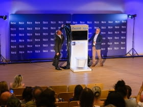 Technologia zamknięta w jednej bryle – rewolucyjna toaleta Roca Avant zaprezentowana w Centrum Nauki Kopernik