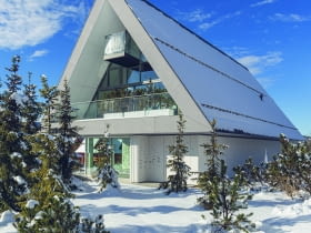 Ten dom to prawdziwe arcydzieło, które umiejętnie łączy tradycję i nowoczesność.